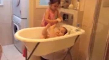 萌宝给萌宝洗澡，结果会怎么样？你绝对想不到！