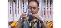 【拍客】牛人用名片吹曲子