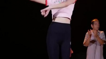长腿美女广场跳舞，后面大爷连忙鼓掌