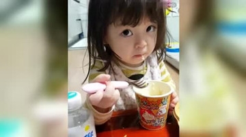 吃泡面的可爱宝宝，萌死啦！