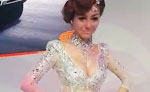【街拍客】昆明车展车模大尺度透视爆乳装