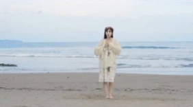 美女单人舞蹈海边广场舞