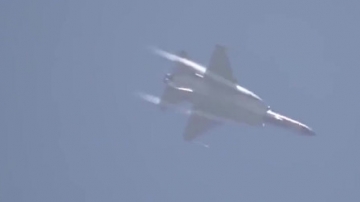实拍巴基斯坦空军JF-17枭龙战机飞行表演，性能太优秀！