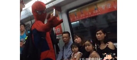 【拍客】 广州地铁五号线惊现蜘蛛侠被骂脑子有问题