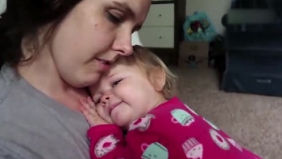 穿着哥哥的皮鞋和妈妈躲猫猫，宝宝的举动太可爱了