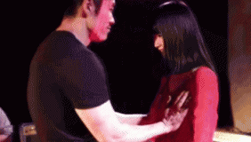 情谜睡美人之欲望 女诗人酒吧邀观众摸胸