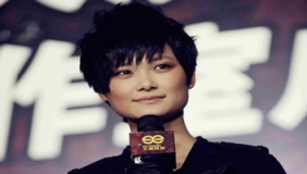 李宇春现身机场气场MAX