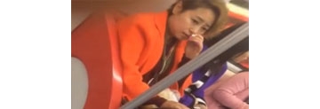 【拍客】女子地铁上吃东西 大叔提醒被骂关你屁事