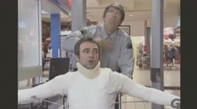 恶搞路人, 胳膊骨折