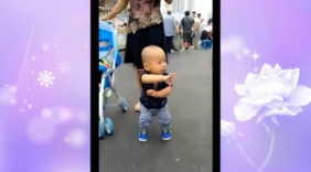 萌宝跳广场舞，太可爱了，路人都萌翻了！