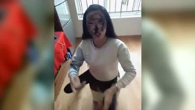 老婆看片，老公突然偷袭恶搞媳妇，姑娘瞬间恼火啦