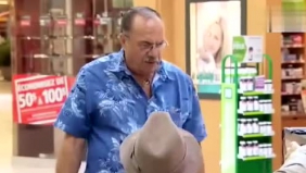 老人水箱恶搞，路人已懵