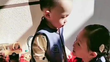 萌娃：只要弟弟醒来就会来找女儿，这一刻真幸福