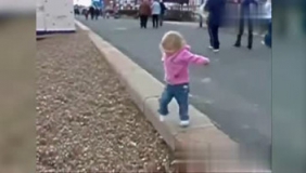 可爱小北鼻用生命摔倒，萌粗线！ 嗨皮爆笑集锦