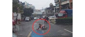 【拍客】武汉碰瓷大妈演技浮夸 离车七八米缓慢趴下