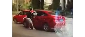 【拍客】男子强行拦车打女司机 疑因变道吓坏小孩