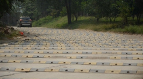 实拍北京最牛搓板路 2公里铺了上千条减速带