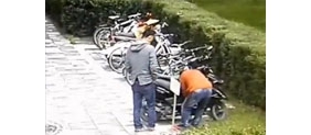 【拍客】监控直击三人光天化日盗窃电动车