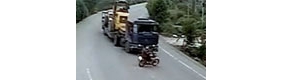 【拍客】卡车路口碾压摩托车现场