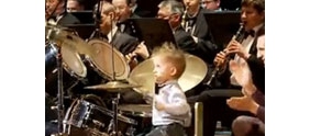【拍客】3岁小鼓手与大交响乐团合作演出
