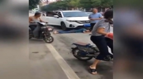 男子突然钻车底碰瓷 车上女子吓得尖叫