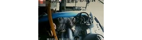 路灯杆刺穿公交车 司机内脏破裂停车救人