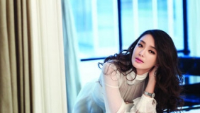 秦岚约闺蜜聊八卦大笑 穿超短裙上车不慎走光