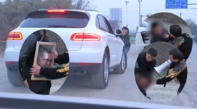 男子碰瓷保时捷，小伙花式恶搞碰瓷男