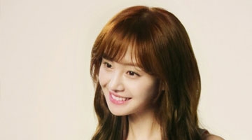 郑爽全新写真曝光 尽显甜美少女气息