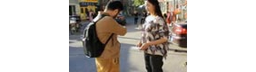 名模站街卖光碟，当演员不容易