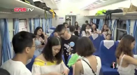 全国首趟相亲专列发车 千名单身青年表白牵手