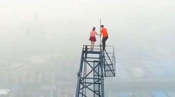 俄罗斯情侣登顶中国第一高楼天津117大厦