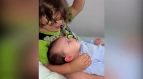 好萌好可爱 哥哥唱歌哄宝宝睡觉