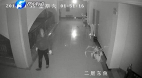 壮汉偷售楼部撬出500万！红彤彤一片被吓瘫