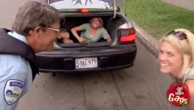 小伙子被恶搞彻底怀疑人生了！