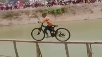 高手在民间：小男孩挑战网红桥，意想不到这技术就是硬啊