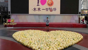 男生摆999个柚子表白学姐遭拒 柚子两分钟内被抢光