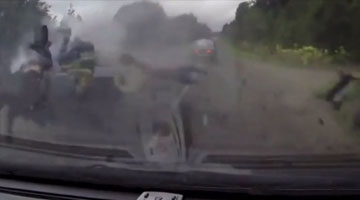 实拍轿车被卡车当场撞碎 车上三人飞出后又遭撞击