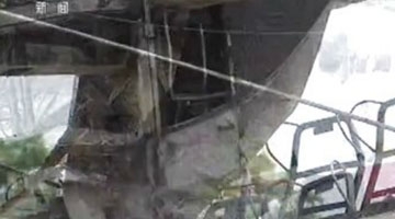 实拍台湾游览车撞护栏起火 已致多人遇难台湾游览车起火