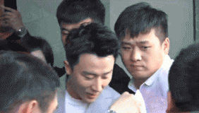 黄轩遭粉丝堵门笑开花