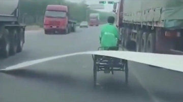 监控实拍：三轮车大叔上路太霸道，5秒后你们憋着别笑