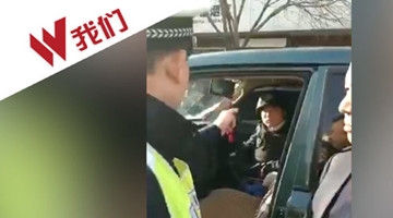 无牌运钞车拒检司机掏枪阻挠 交警怒斥：注意你的言行