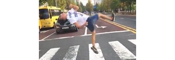 【拍客】前方高能！此男子有特殊的过马路技巧.