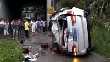 宝马冲出高速护栏坠落7米 5人遇难