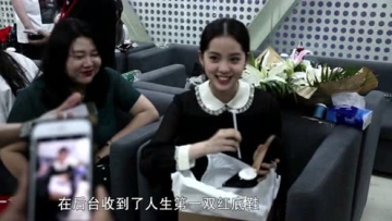 欧阳娜娜成人礼被催恋爱 爸爸含泪谈择婿标准