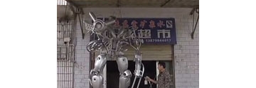 【拍客】80后摩托车修理工自造变形金刚圆儿时梦想.
