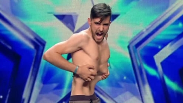 牛人用身体表演独创绝活，下一幕连评委都不敢直视，网友：非人类！