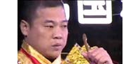 【拍客】男子生吞一米多长活蛇看呆观众