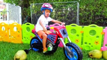 萌娃小可爱的路被堵住了，哥哥开着挖掘机和推土机前来帮忙，小家伙们可真会玩呢！