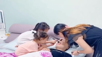 萌娃：趁爸爸睡着了，俩小情人和妈妈下手了，一阵忙活之后结果太逗了